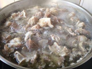 9、啤酒炖牛背筋,大火煮开后再煮3~5分钟。