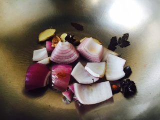 11、啤酒炖牛背筋,另外起锅,放入少许油,炒香姜片、香叶、八角、洋葱。