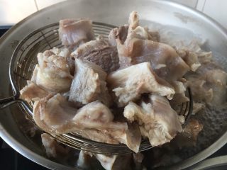 10、啤酒炖牛背筋,然后撇去浮末,捞出牛背筋备用。