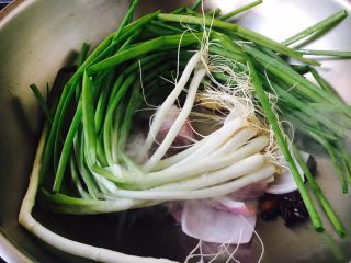 12、啤酒炖牛背筋,放入小香葱。
