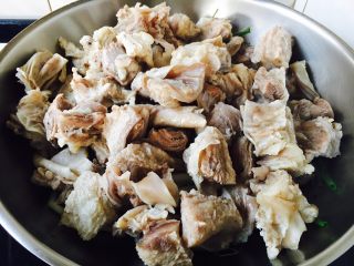 13、啤酒炖牛背筋,放入步骤10的牛背筋