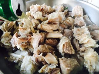 14、啤酒炖牛背筋,倒入适量的啤酒。