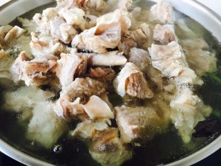 15、啤酒炖牛背筋,啤酒的量至少与食材齐平。