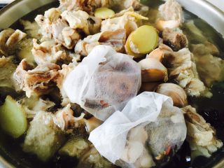 16、啤酒炖牛背筋,放入料包。