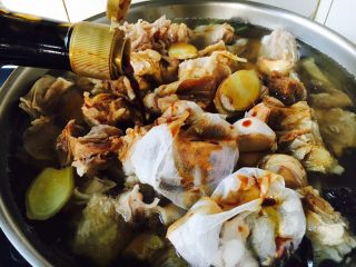 17、啤酒炖牛背筋,倒入60g的生抽。