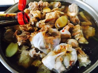 18、啤酒炖牛背筋,倒入1勺的老抽。