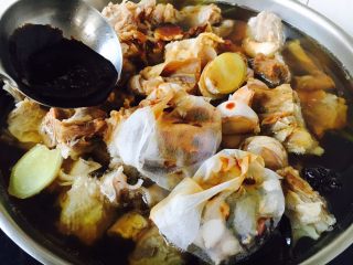 19、啤酒炖牛背筋,加入3勺的甜面酱。