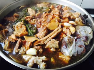 20、啤酒炖牛背筋,大火煮开,小火慢炖1小时。