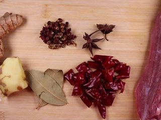 1、用电饭锅做牛肉干,做法简单不怕你学不会!,首先将食材准备好。原料:牛肉(这里用的是牛腿肉)生姜。配料:盐、生抽、老抽、香叶、八角、干辣椒、花椒、辣椒粉、孜然粉。