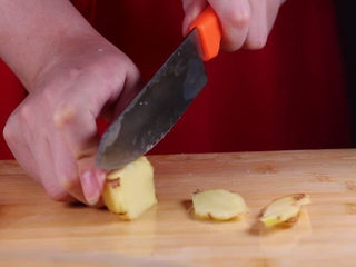 5、用电饭锅做牛肉干,做法简单不怕你学不会!,趁着煮牛肉的功夫,我们开始来切姜片,这里用到的姜片稍微多一些,将可以去皮也可以不去(因为接下来我们要用来铺在锅底)