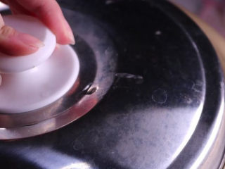 10、用电饭锅做牛肉干,做法简单不怕你学不会!,将牛肉条在锅里平铺开来,盖上盖子,摁上煮饭的按键即可(跟平常煮饭是一样的)