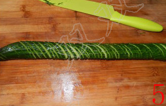 5、蓑衣黄瓜,依次切完，就可以将其轻轻拉开了