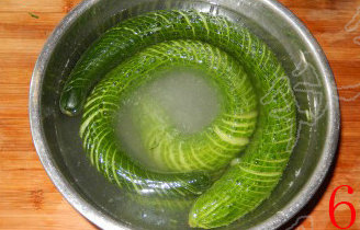 6、蓑衣黄瓜,将黄瓜放入盆内，用盐水浸泡，放入冰箱冷藏过夜