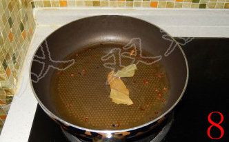 8、蓑衣黄瓜,锅子烧热，倒油，放几粒花椒、香叶炸香