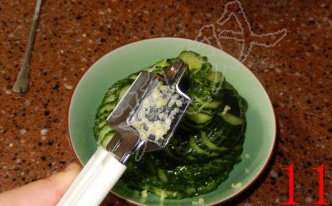 11、蓑衣黄瓜,将腌好的黄瓜捞出，控干水份，码在盘内，用大蒜研磨器研磨入蒜蓉