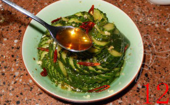 12、蓑衣黄瓜,淋上辣椒油，浇上调好的酱汁。吃的时候将其用剪刀剪成一段一段的即可