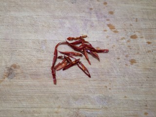 5、腐竹拌嫩芹,干辣椒切丝。