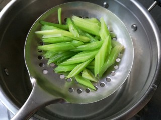 7、腐竹拌嫩芹,焯水后的芹菜沥水捞出。