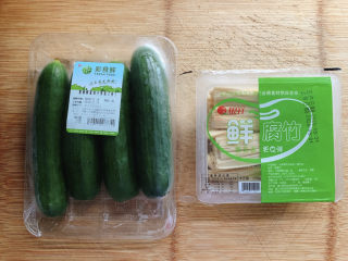 1、黄瓜拌腐竹,食材如图，所示示意。青瓜一根/腐竹三分之一（一人份）