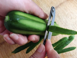 2、黄瓜拌腐竹,青瓜洗净去皮（也可不去皮，小青瓜的瓜皮挺好入口的）