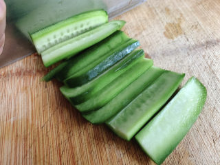 3、黄瓜拌腐竹,将青瓜先切段，切片。