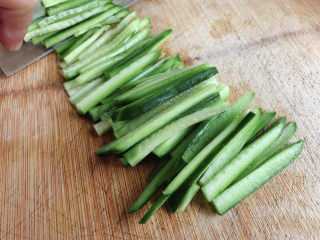 4、黄瓜拌腐竹,然后再切丝。