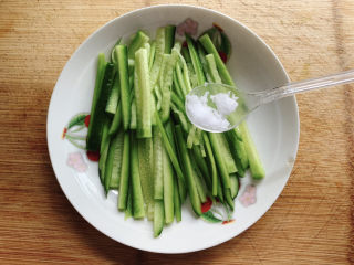 5、黄瓜拌腐竹,加少许盐搅拌均匀，放置一会儿后控出多余水分，同时这一步也是初步调味。