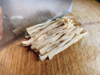 6、黄瓜拌腐竹,鲜腐竹切丝备用。