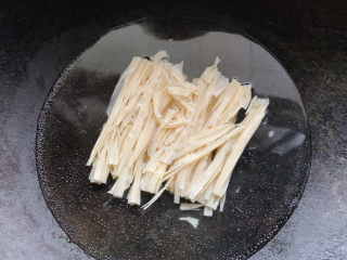 7、黄瓜拌腐竹,入沸水中汆烫一下捞出。