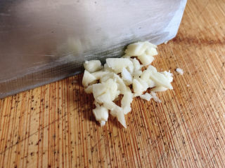 8、黄瓜拌腐竹,切些蒜末。