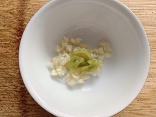 9、黄瓜拌腐竹,加少许芥末。