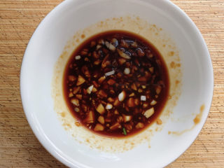 11、黄瓜拌腐竹,搅拌均匀，酱汁完成。