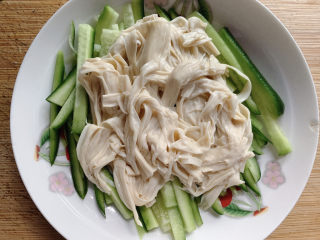 12、黄瓜拌腐竹,将青瓜丝和腐竹丝摆好。