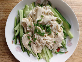 13、黄瓜拌腐竹,撒些葱花。