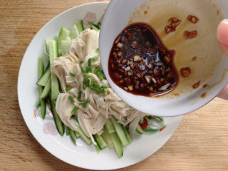 14、黄瓜拌腐竹,淋上调配好的酱汁。