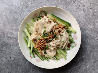 15、黄瓜拌腐竹,大功告成，拌匀即可开吃。