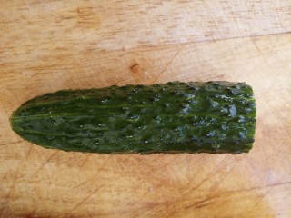 1、拉皮凉菜,先洗净一根黄瓜