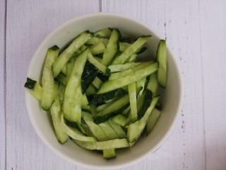 2、拉皮凉菜,切丝