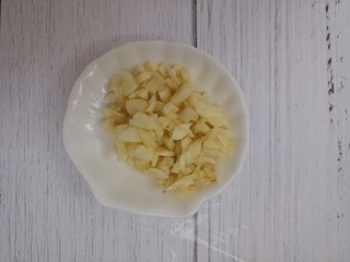 3、拉皮凉菜,蒜切末