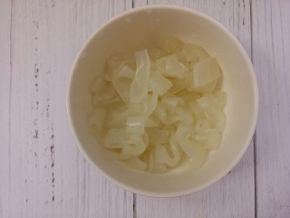 5、拉皮凉菜,切成条状