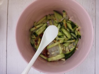 8、拉皮凉菜,一勺盐