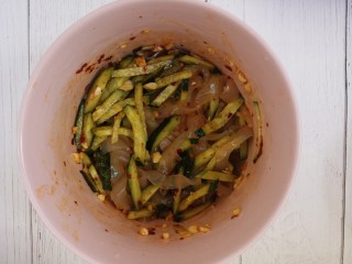13、拉皮凉菜,拌匀