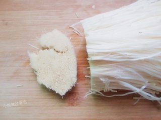 2、孜然黄金金针菇,金针菇把根部切掉一小节， 不要切太多 这样不容易散了