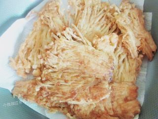 11、孜然黄金金针菇,把炸好的金针菇放在吸油纸上，吸掉多余油