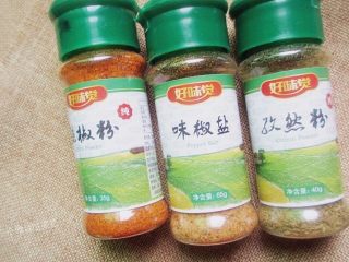 12、孜然黄金金针菇,按照自己的口味，撒上你喜欢的调味料，我加的是老窖分、孜然、和椒盐