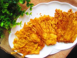 13、孜然黄金金针菇,酥脆可口的油炸金针菇就做好了，外焦里嫩很好吃哦！