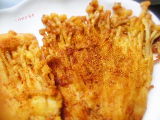 15、孜然黄金金针菇,一定要趁热吃，放久了就会软掉，口感也不酥脆了~