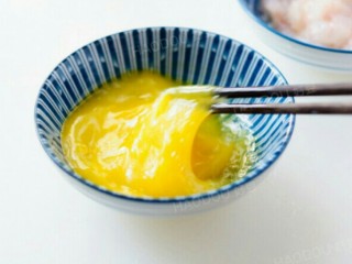 2、葱花煎蛋,将鸡蛋打入碗中。