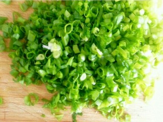 3、葱花煎蛋,再把葱花撒入鸡蛋碗中，加入味精，鸡粉，少许的盐，一小勺水淀粉，增加它的弹性，防止在煎的过程中破裂，制作过程   1铁锅底部开中火   放入少许的油在锅中来回打转让锅边沾满全油，2把底油捞干净3倒入打拌好的鸡蛋 甚至锅边把鸡蛋转成圆盘形，4对厨师来说的话直接翻锅就可以5要是自家做的话可能要用手去翻，6在建的过程中，时不时加点油防止粘锅7煎成金黄色，香脆熟的时候可以出锅了