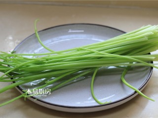 2、腰果仁炝芹菜,择去芹菜老叶,洗净,备用。